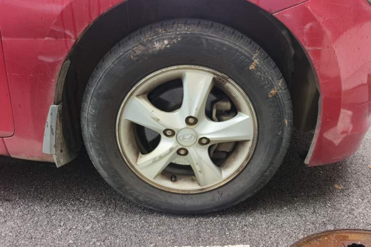 Used Hyundai Verna (older generation) 2014 1.4L Automatic Smart GLS Right Front Wheel Hub