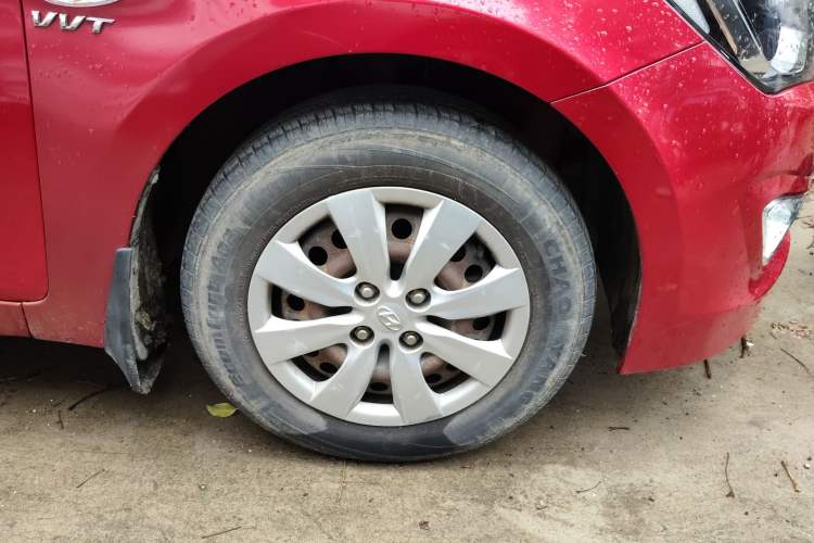 Used Hyundai Verna (older generation) 2014 1.4L Manual Smart GLS Trim Right Front Wheel Hub