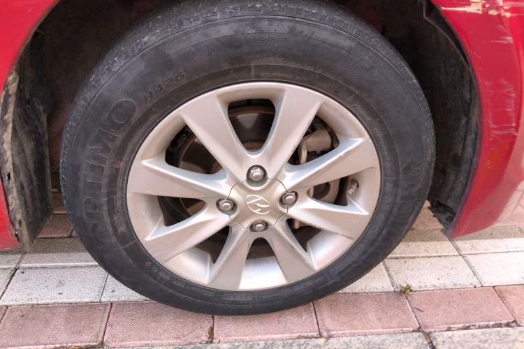 Used Hyundai Verna (older generation) 2014 1.4L Manual Smart GLS Trim Right Front Wheel Hub