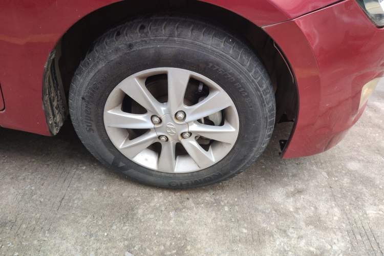 Used Hyundai Verna (older generation) 2014 1.4L Manual Smart GLS Trim Right Front Wheel Hub
