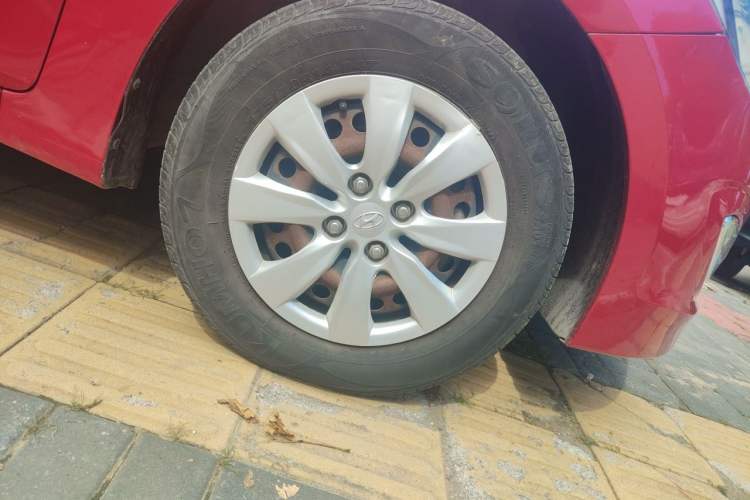 Used Hyundai Verna (older generation) 2014 1.4L Manual Smart GLS Trim Right Front Wheel Hub