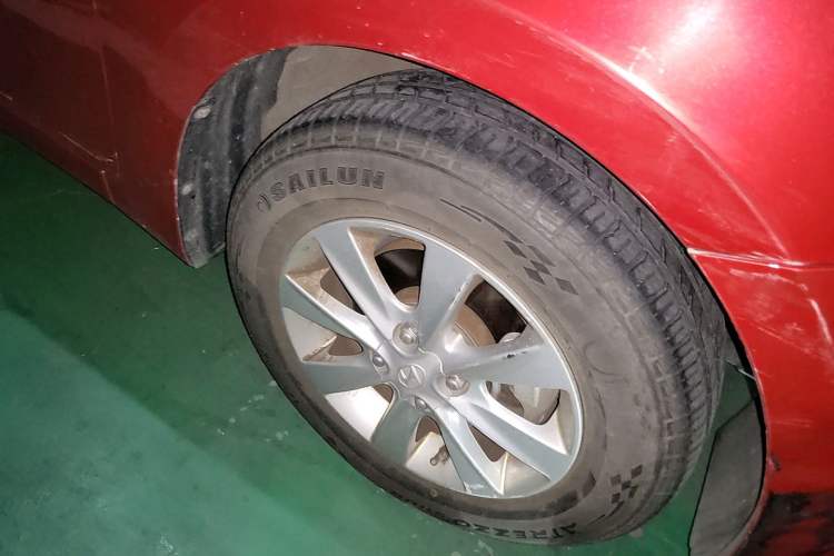 Used Hyundai Verna (older generation) 2014 1.4L Manual Smart GLS Trim Right Front Wheel Hub