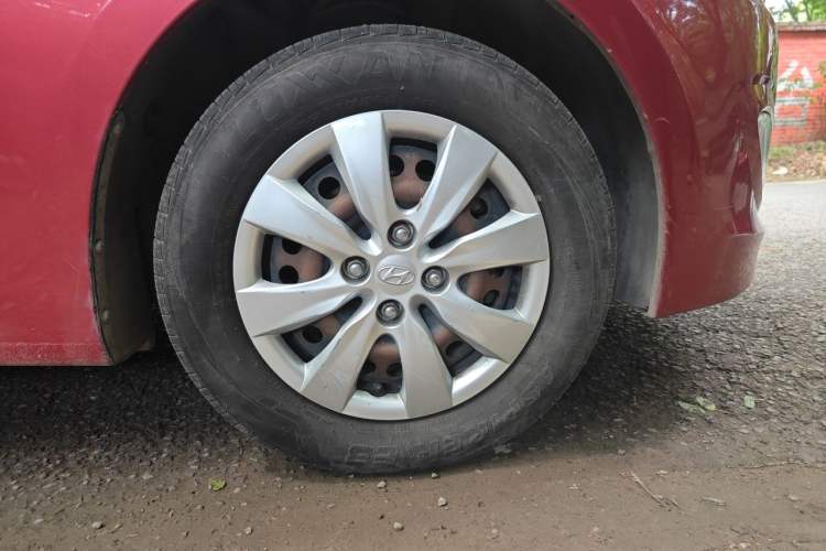 Used Hyundai Verna (older generation) 2014 1.4L Manual Smart GLS Trim Right Front Wheel Hub