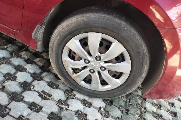 Used Hyundai Verna (older generation) 2014 1.4L Manual Smart GLS Trim Right Front Wheel Hub