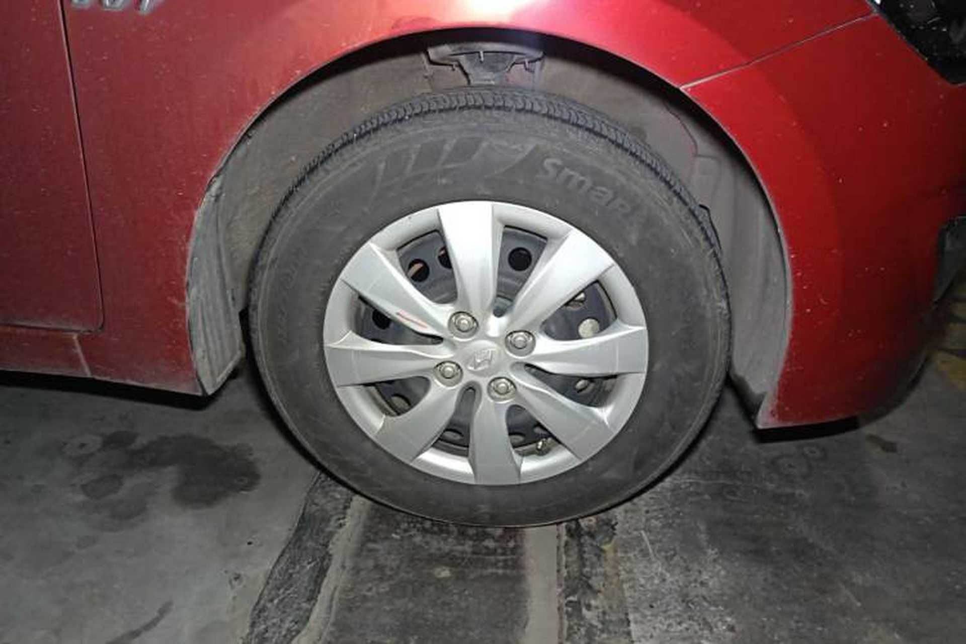 Used Hyundai Verna (older generation) 2014 1.4L Manual Smart GLS Trim Right Front Wheel Hub