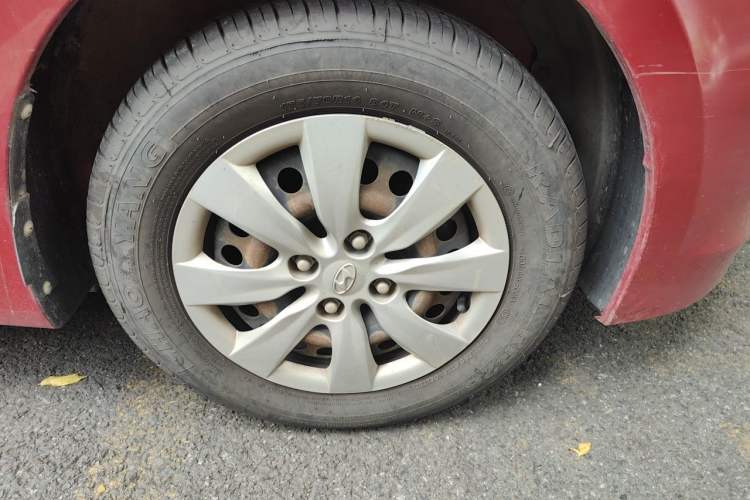 Used Hyundai Verna (older generation) 2014 1.4L Manual Smart GLS Trim Right Front Wheel Hub