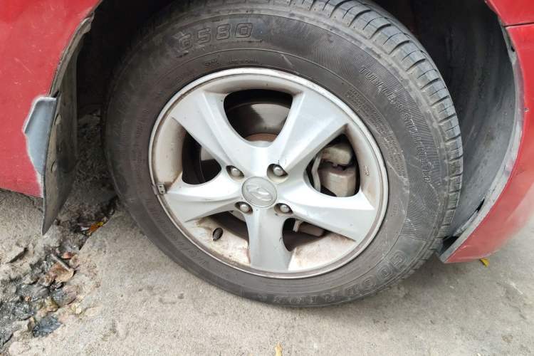 Used Hyundai Verna (older generation) 2014 1.4L Automatic Smart GLS Right Front Wheel Hub