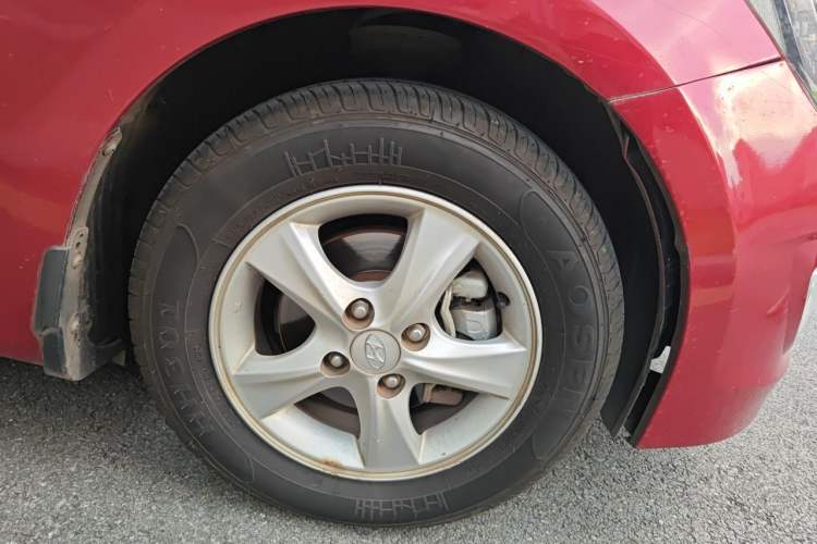 Used Hyundai Verna (older generation) 2014 1.4L Automatic Smart GLS Right Front Wheel Hub