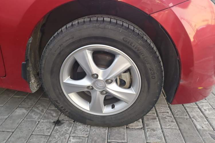 Used Hyundai Verna (older generation) 2014 1.4L Automatic Leading-Edge GLX Right Front Wheel Hub
