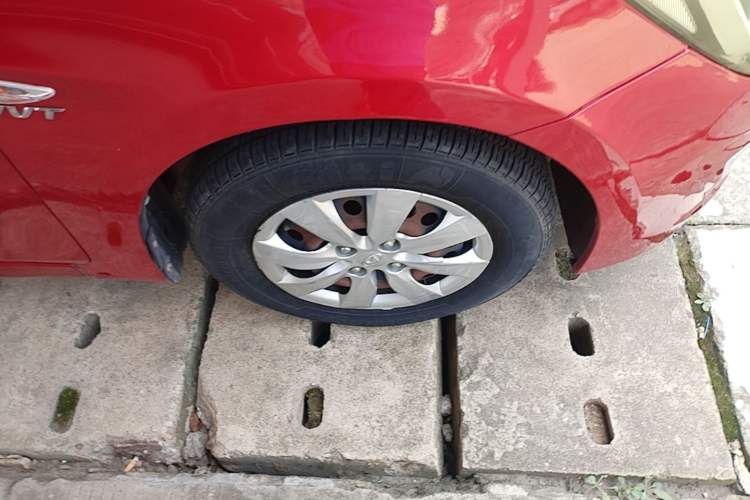 Used Hyundai Verna (older generation) 2014 1.4L Manual Smart GLS Trim Right Front Wheel Hub