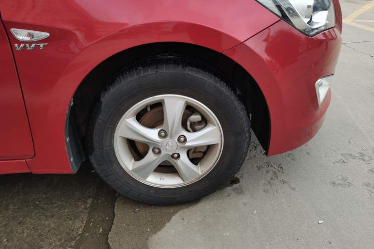 Used Hyundai Verna (older generation) 2014 1.4L Automatic Leading-Edge GLX Right Front Wheel Hub