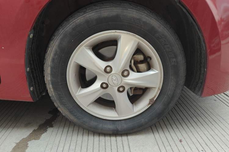 Used Hyundai Verna (older generation) 2014 1.4L Automatic Leading-Edge GLX Right Front Wheel Hub