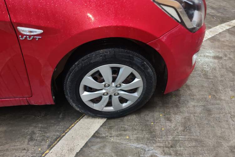 Used Hyundai Verna (older generation) 2014 1.4L Manual Smart GLS Trim Right Front Wheel Hub