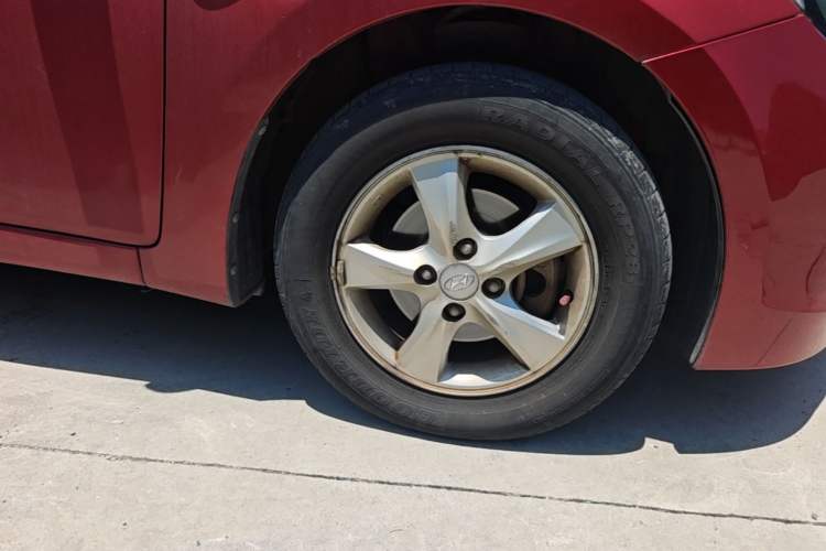 Used Hyundai Verna (older generation) 2014 1.4L Automatic Leading-Edge GLX Right Front Wheel Hub