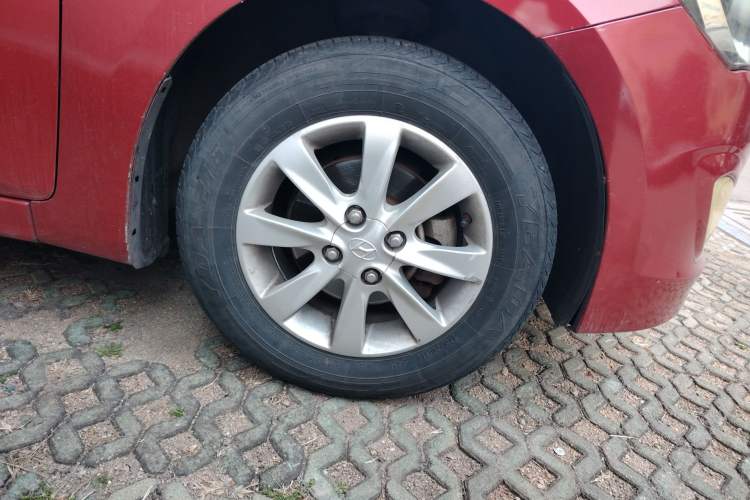 Used Hyundai Verna (older generation) 2014 1.4L Manual Smart GLS Trim Right Front Wheel Hub