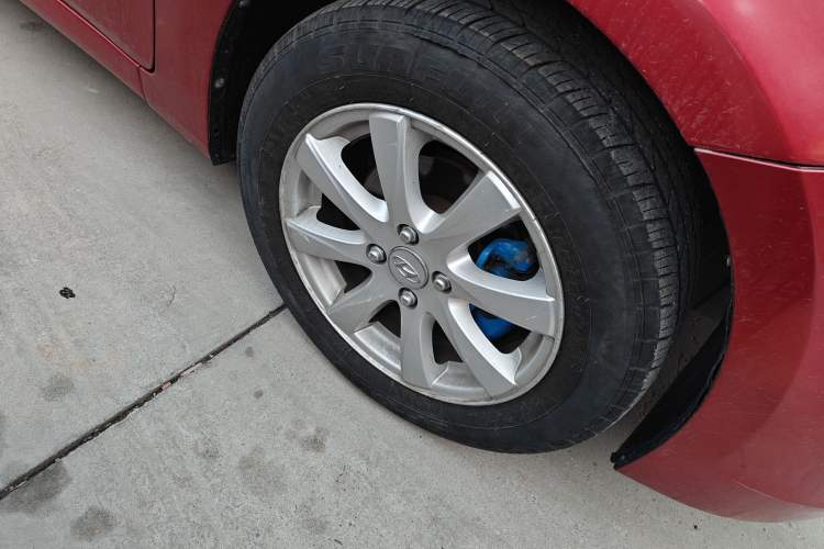 Used Hyundai Verna (older generation) 2014 1.4L Manual Smart GLS Trim Right Front Wheel Hub