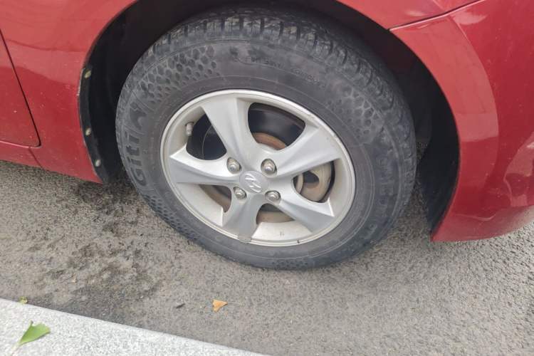 Used Hyundai Verna (older generation) 2014 1.4L Manual Smart GLS Trim Right Front Wheel Hub