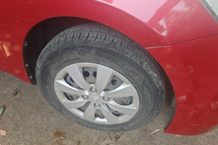 Used Hyundai Verna (older generation) 2014 1.4L Manual Smart GLS Trim Right Front Wheel Hub