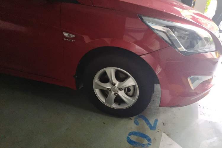 Used Hyundai Verna (older generation) 2014 1.4L Automatic Smart GLS Right Front Wheel Hub
