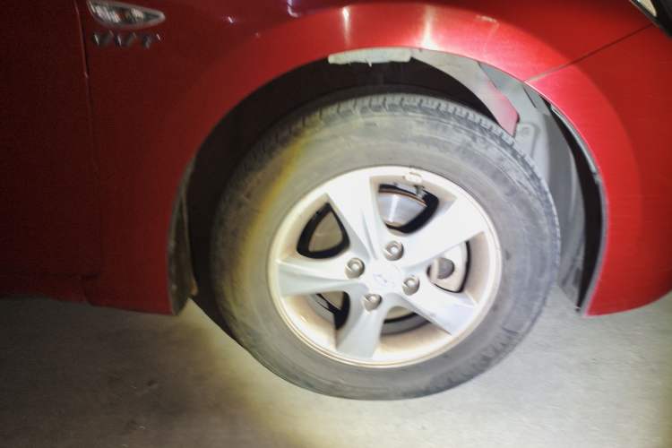 Used Hyundai Verna (older generation) 2014 1.4L Automatic Smart GLS Right Front Wheel Hub