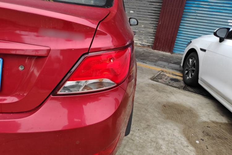 Used Hyundai Verna (older generation) 2014 1.4L Automatic Smart GLS Right Rear Taillight