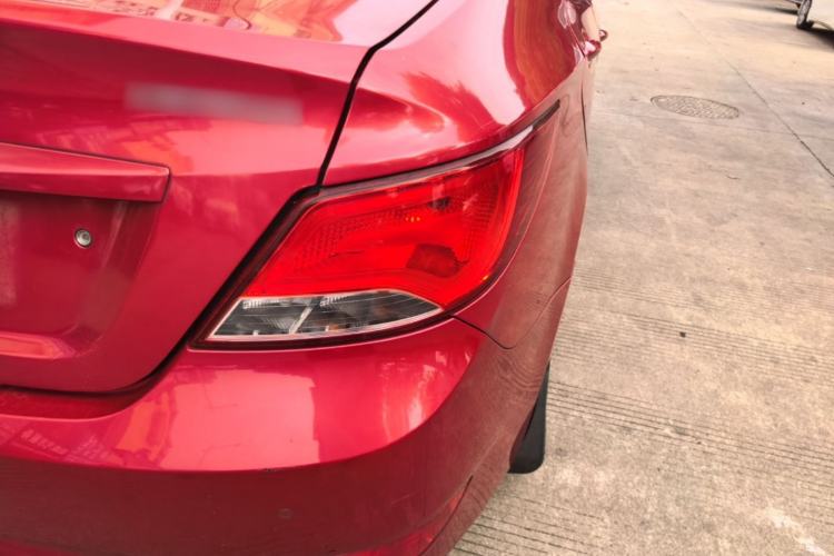 Used Hyundai Verna (older generation) 2014 1.4L Automatic Smart GLS Right Rear Taillight