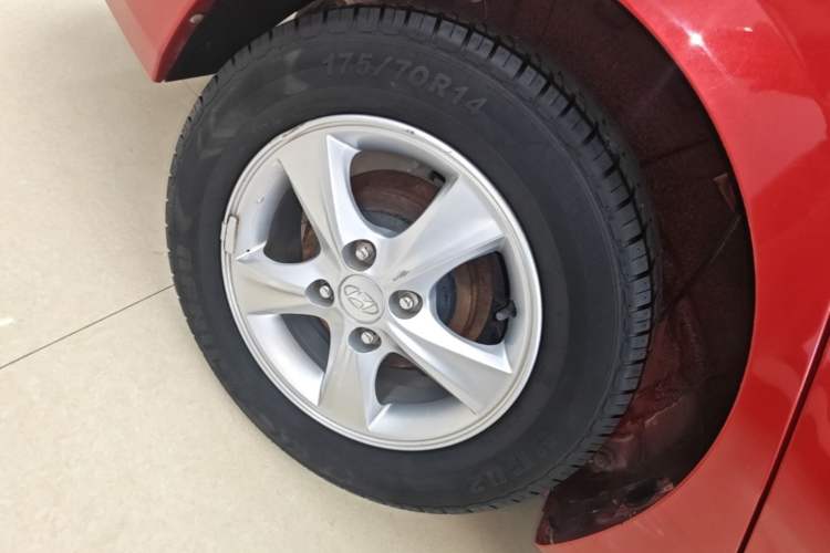 Used Hyundai Verna (older generation) 2014 1.4L Automatic Smart GLS Right Rear Wheel Hub
