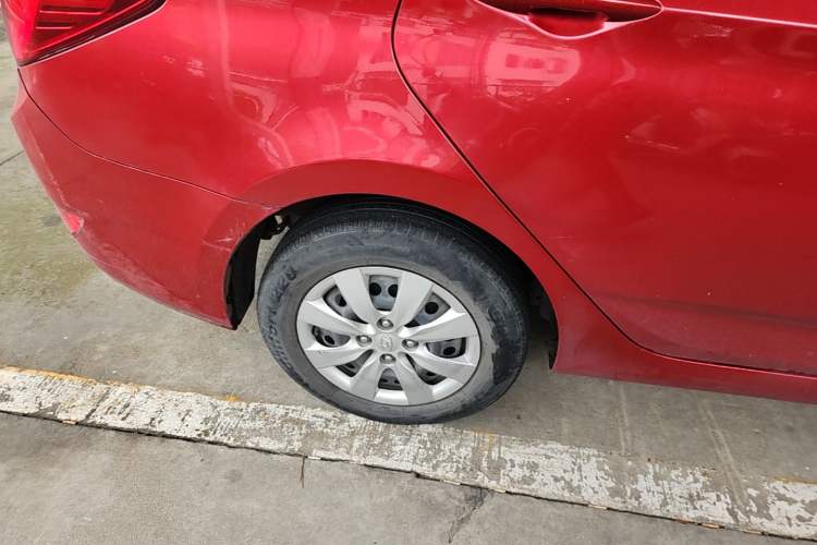 Used Hyundai Verna (older generation) 2014 1.4L Manual Smart GLS Trim Right Rear Wheel Hub