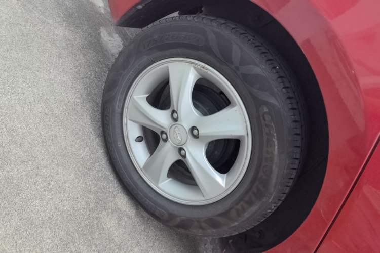 Used Hyundai Verna (older generation) 2014 1.4L Automatic Smart GLS Right Rear Wheel Hub