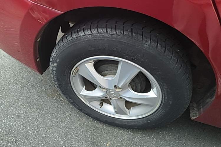 Used Hyundai Verna (older generation) 2014 1.4L Automatic Smart GLS Right Rear Wheel Hub