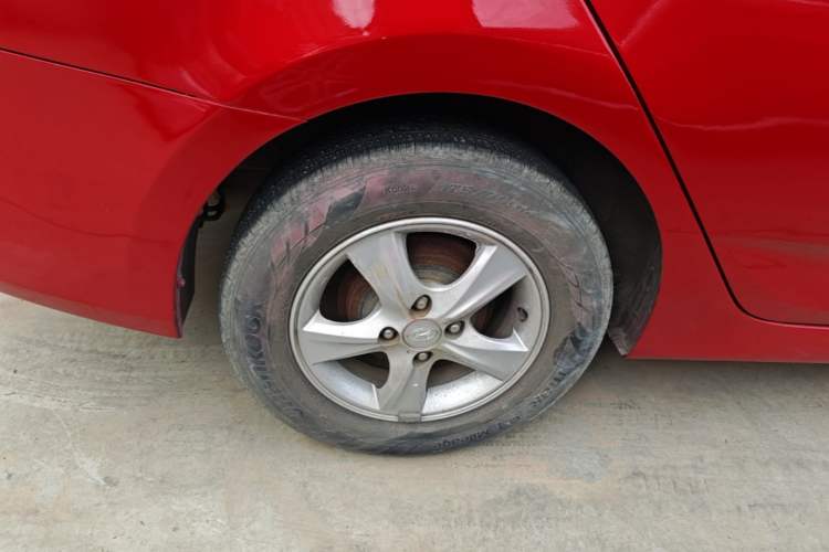 Used Hyundai Verna (older generation) 2014 1.4L Automatic Smart GLS Right Rear Wheel Hub