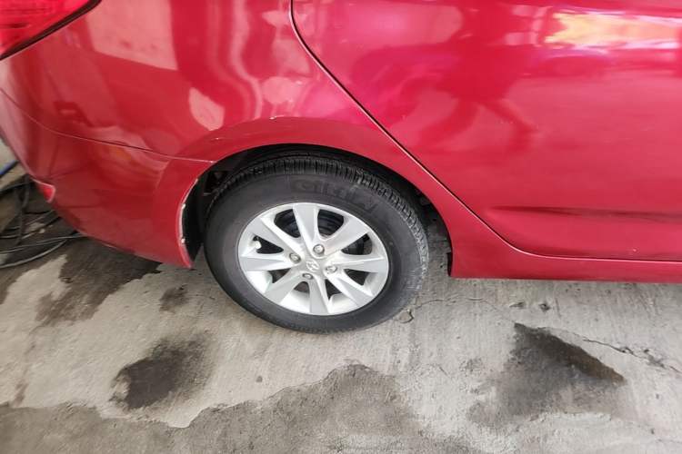 Used Hyundai Verna (older generation) 2014 1.4L Manual Smart GLS Trim Right Rear Wheel Hub