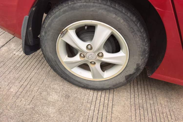 Used Hyundai Verna (older generation) 2014 1.4L Automatic Smart GLS Right Rear Wheel Hub
