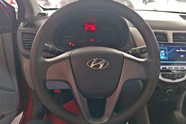 Used Hyundai Verna (older generation) 2014 1.4L Automatic Smart GLS Steering Wheel