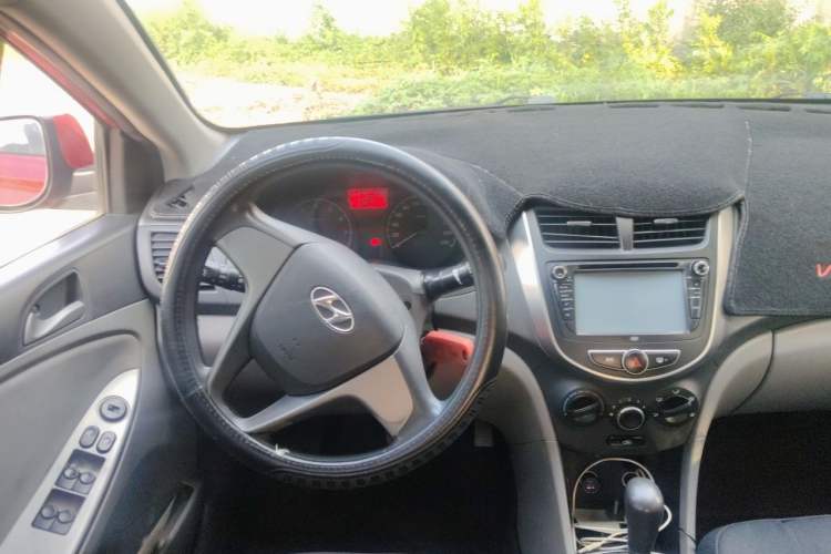 Used Hyundai Verna (older generation) 2014 1.4L Automatic Smart GLS Steering Wheel