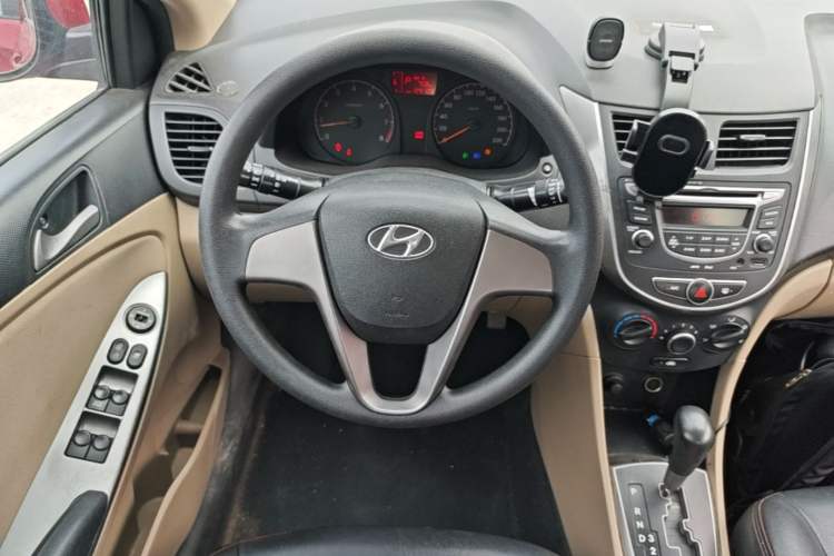Used Hyundai Verna (older generation) 2014 1.4L Automatic Smart GLS Steering Wheel