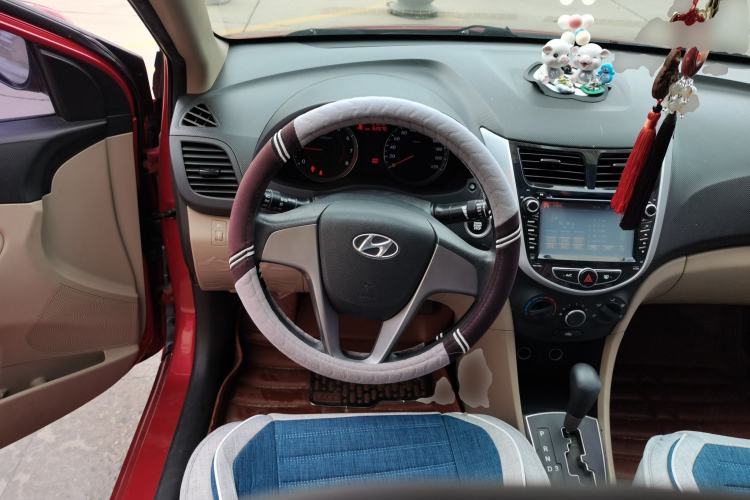 Used Hyundai Verna (older generation) 2014 1.4L Automatic Leading-Edge GLX Steering Wheel