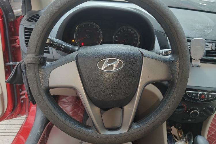 Used Hyundai Verna (older generation) 2014 1.4L Automatic Leading-Edge GLX Steering Wheel