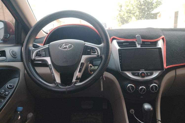 Used Hyundai Verna (older generation) 2014 1.4L Automatic Smart GLS Steering Wheel