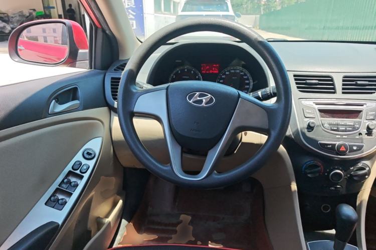 Used Hyundai Verna (older generation) 2014 1.4L Automatic Leading-Edge GLX Steering Wheel