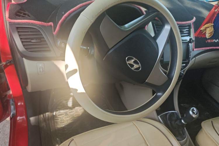 Used Hyundai Verna (older generation) 2014 1.4L Manual Smart GLS Trim Steering Wheel