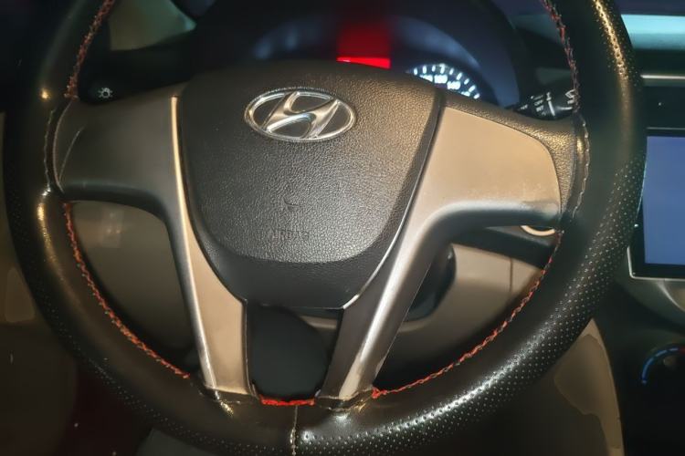Used Hyundai Verna (older generation) 2014 1.4L Automatic Leading-Edge GLX Steering Wheel