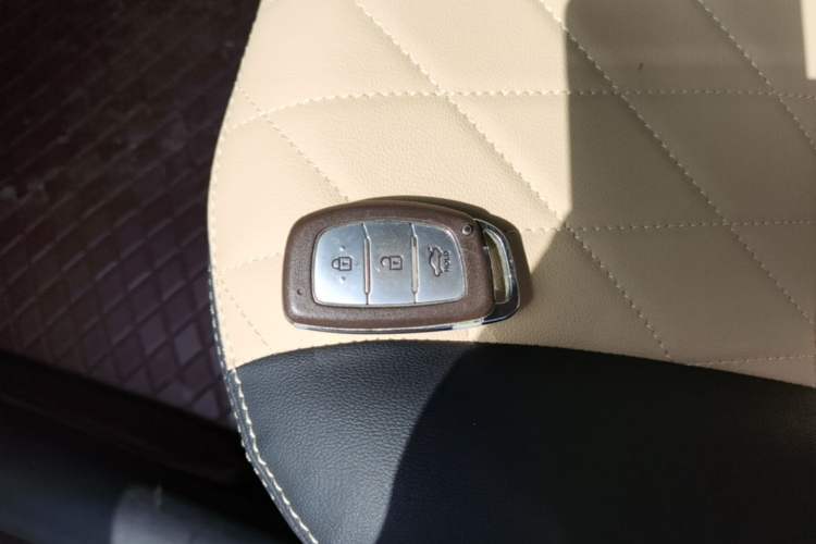 Used Hyundai Verna (older generation) 2014 1.4L Automatic Leading-Edge GLX Vehicle Key