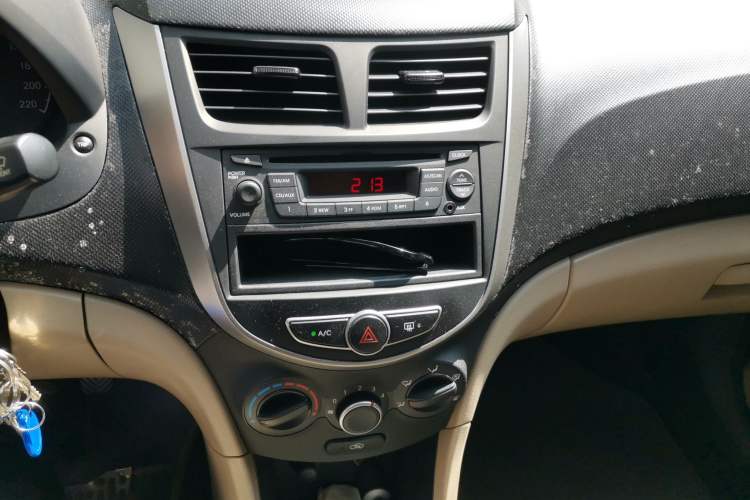 Used Hyundai Verna (older generation) 2014 1.4L Manual Fashion GS Model Audio And AC Panel
