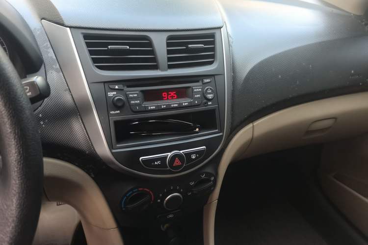 Used Hyundai Verna (older generation) 2014 1.4L Manual Fashion GS Model Audio And AC Panel