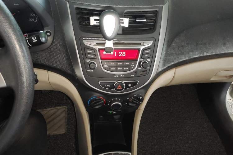 Used Hyundai Verna (older generation) 2014 1.4L Manual Smart GLS Trim Audio And AC Panel