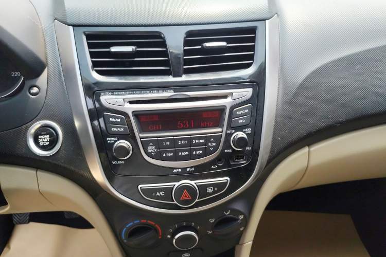 Used Hyundai Verna (older generation) 2014 1.4L Manual Top-Tier Model TOP Audio And AC Panel