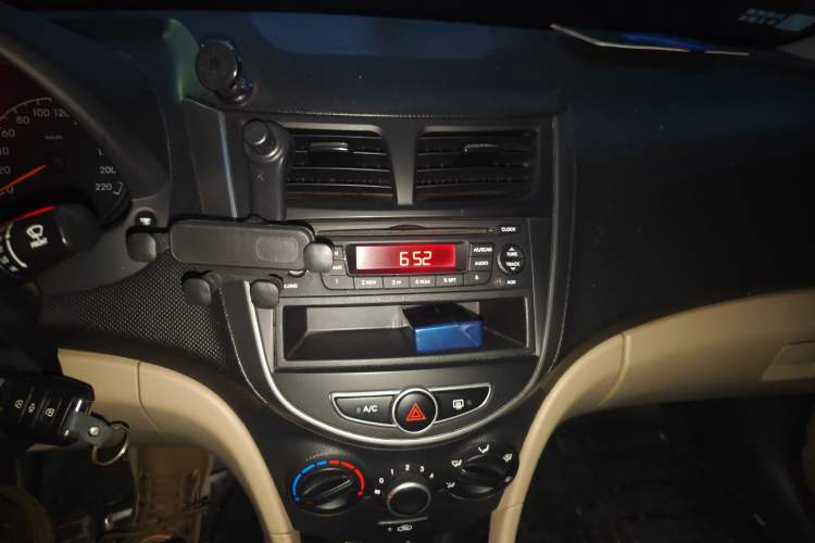 Used Hyundai Verna (older generation) 2014 1.4L Automatic Fashion GS Model Audio And AC Panel
