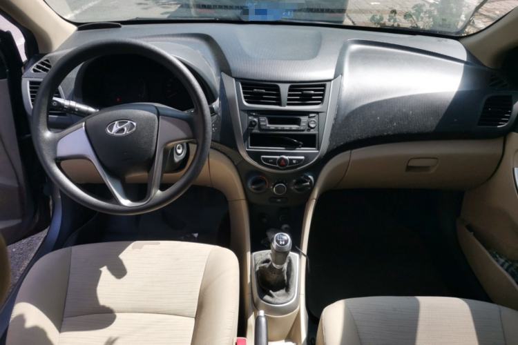 Used Hyundai Verna (older generation) 2014 1.4L Manual Fashion GS Model Center Console