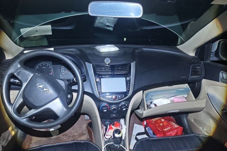 Used Hyundai Verna (older generation) 2014 1.4L Manual Smart GLS Trim Center Console
